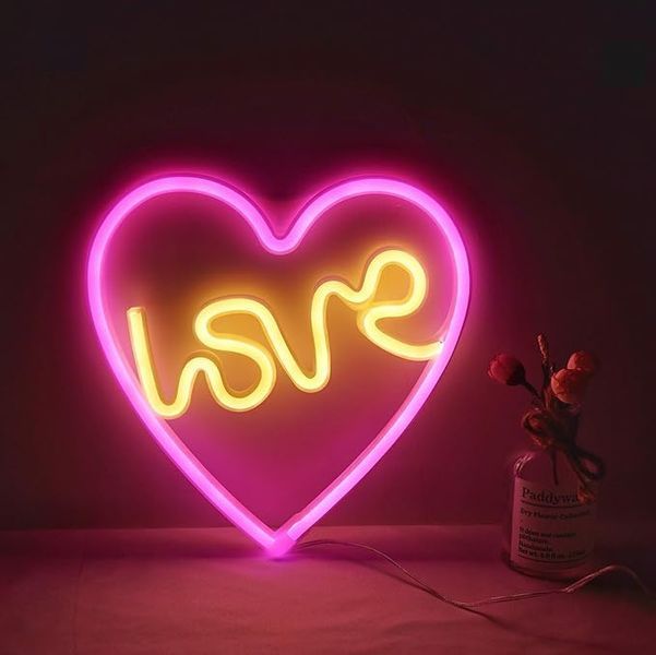 Настольный неоновый светильник "Сердце LOVE" жёлто-розовый на подставке на батарейках/USB 26х28 см Neon_heart_love фото