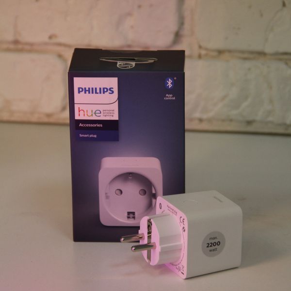 Розумна Bluetooth розетка Philips Hue Smart Plug, ZigBee, Bluetooth, Apple HomeKit 8718699689285 фото