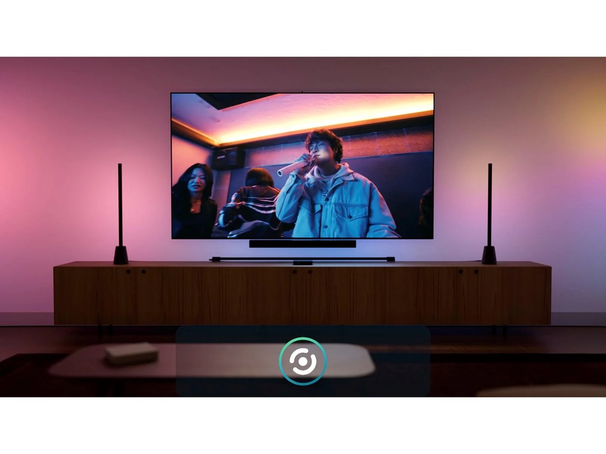 Philips Hue Play HDMI Sync Box 4K під телевізором, підсвічування повторює кольори фільму